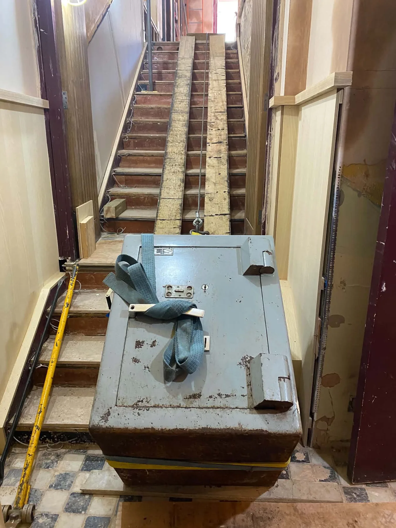 A safe prepared for a controlled move up a staircase